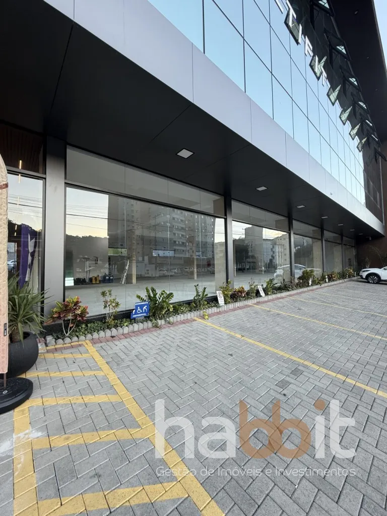 Loja comercial com 215m2 privativos com vitrine para a rua Amazonas, grande circulação de veículos e pessoas, nos 2 andares acima funciona a Academia UX onde gira muitas pessoas, prédio com 3 andares e um Rooftop, e 65 vagas rotativas para clientes. — foto 4