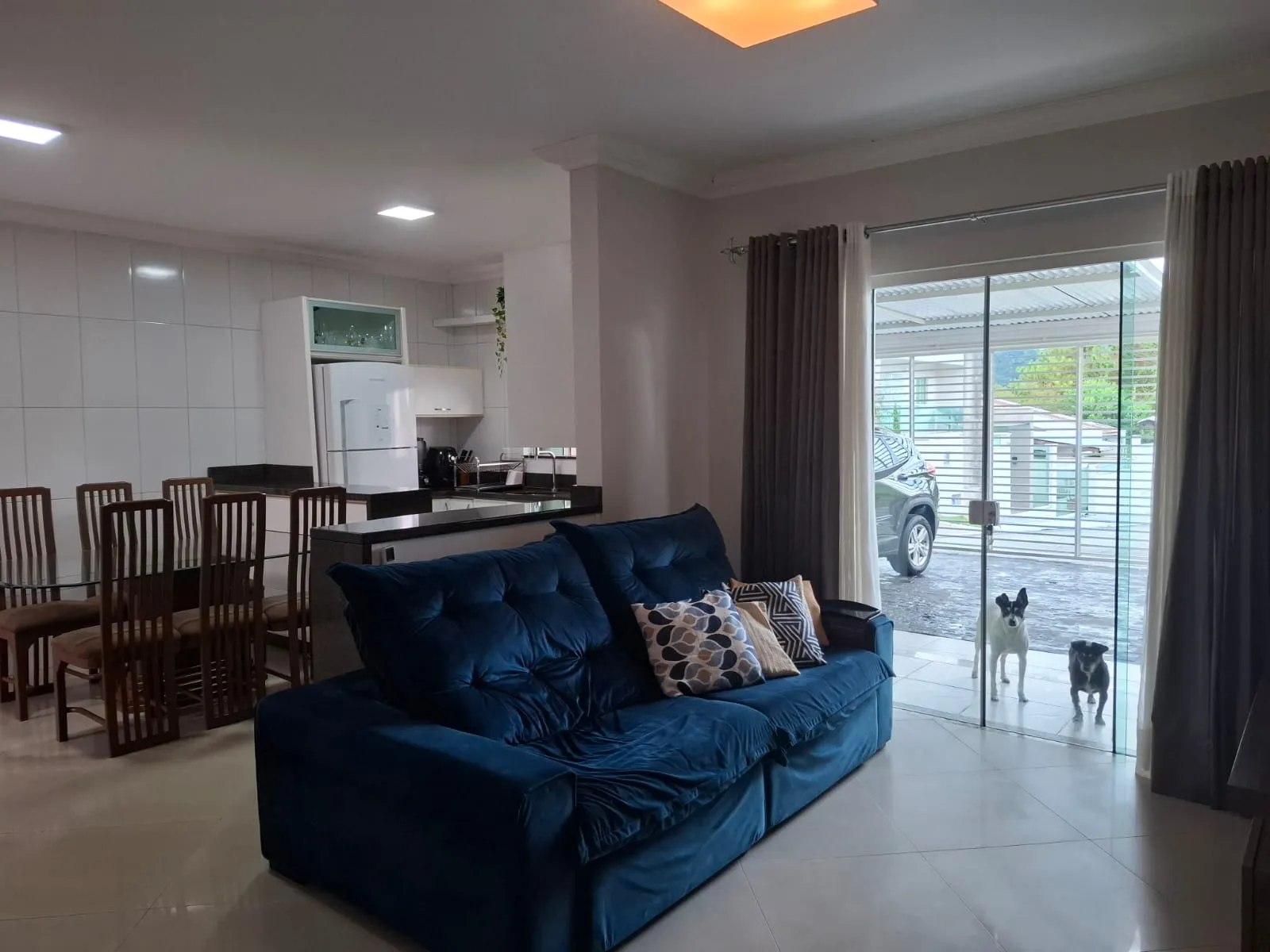 Casa 3 dormitórios (suíte) 2 vagas de garagem lado a lado - Bairro Água Verde. - foto 1