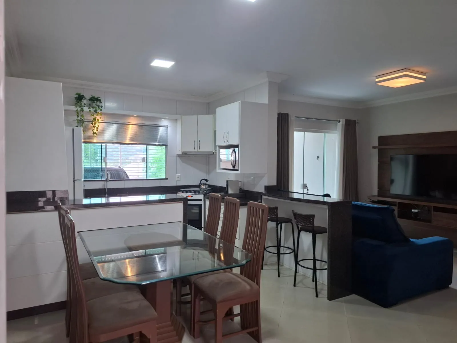 Casa 3 dormitórios (suíte) 2 vagas de garagem lado a lado - Bairro Água Verde. — foto 3