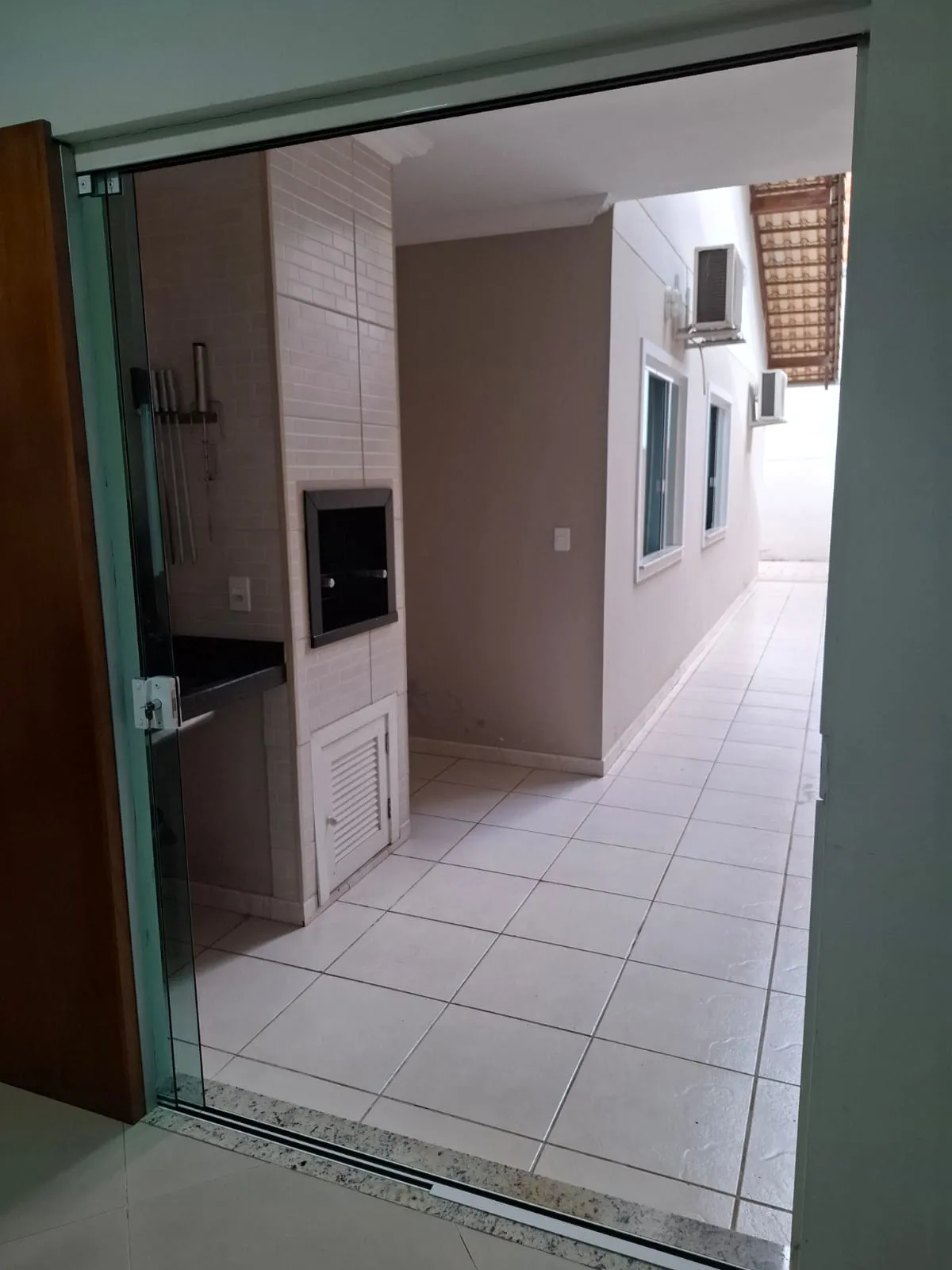 Casa 3 dormitórios (suíte) 2 vagas de garagem lado a lado - Bairro Água Verde. — foto 5