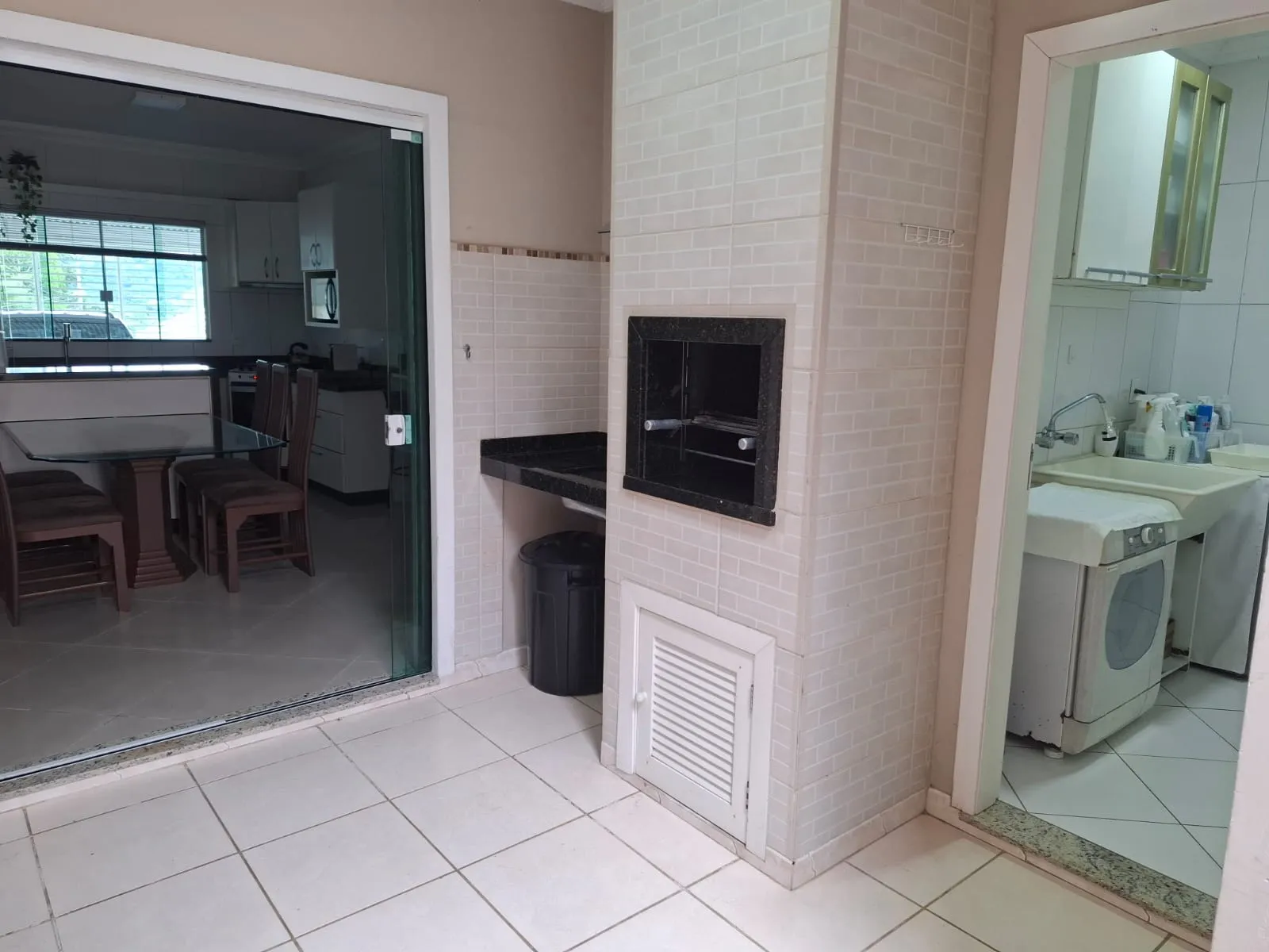 Casa 3 dormitórios (suíte) 2 vagas de garagem lado a lado - Bairro Água Verde. — foto 6