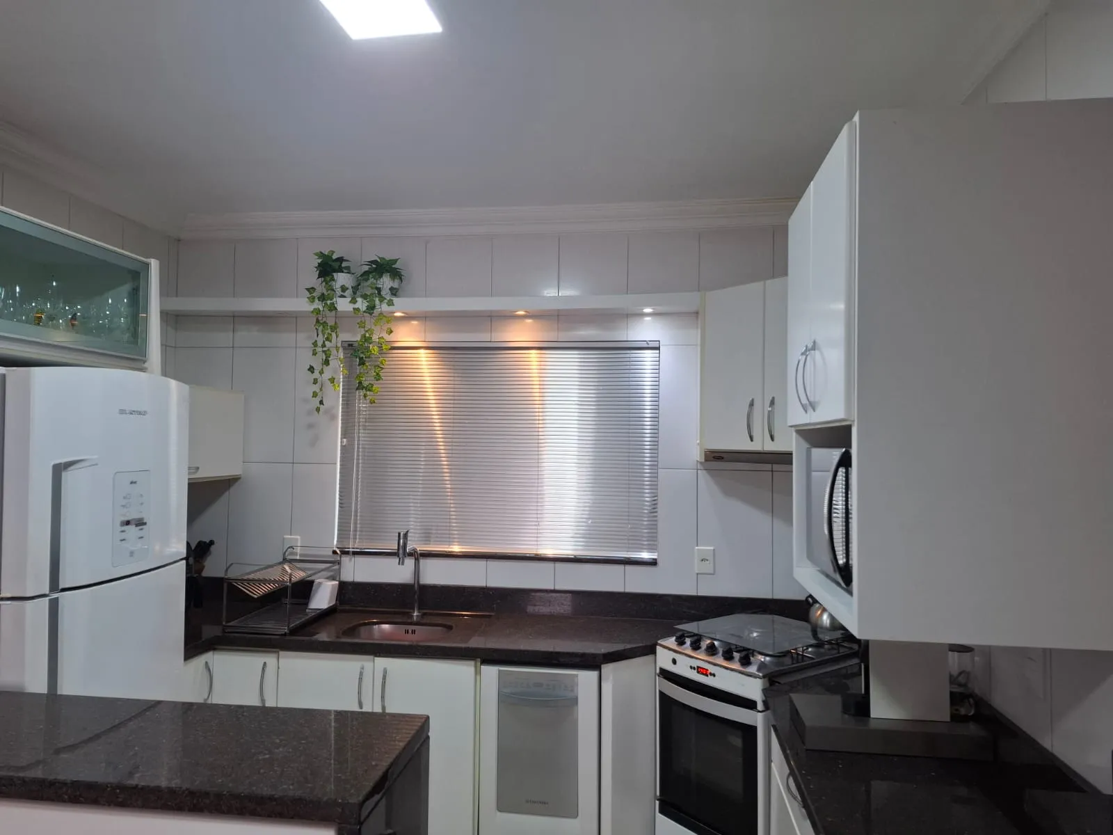 Casa 3 dormitórios (suíte) 2 vagas de garagem lado a lado - Bairro Água Verde. — foto 4