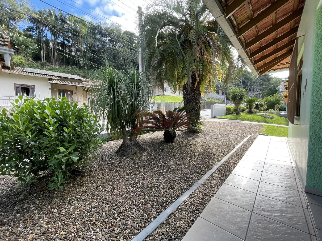 Casa alvenaria com lindo jardim, localizada na rua geral do bairro Tribess - foto 1
