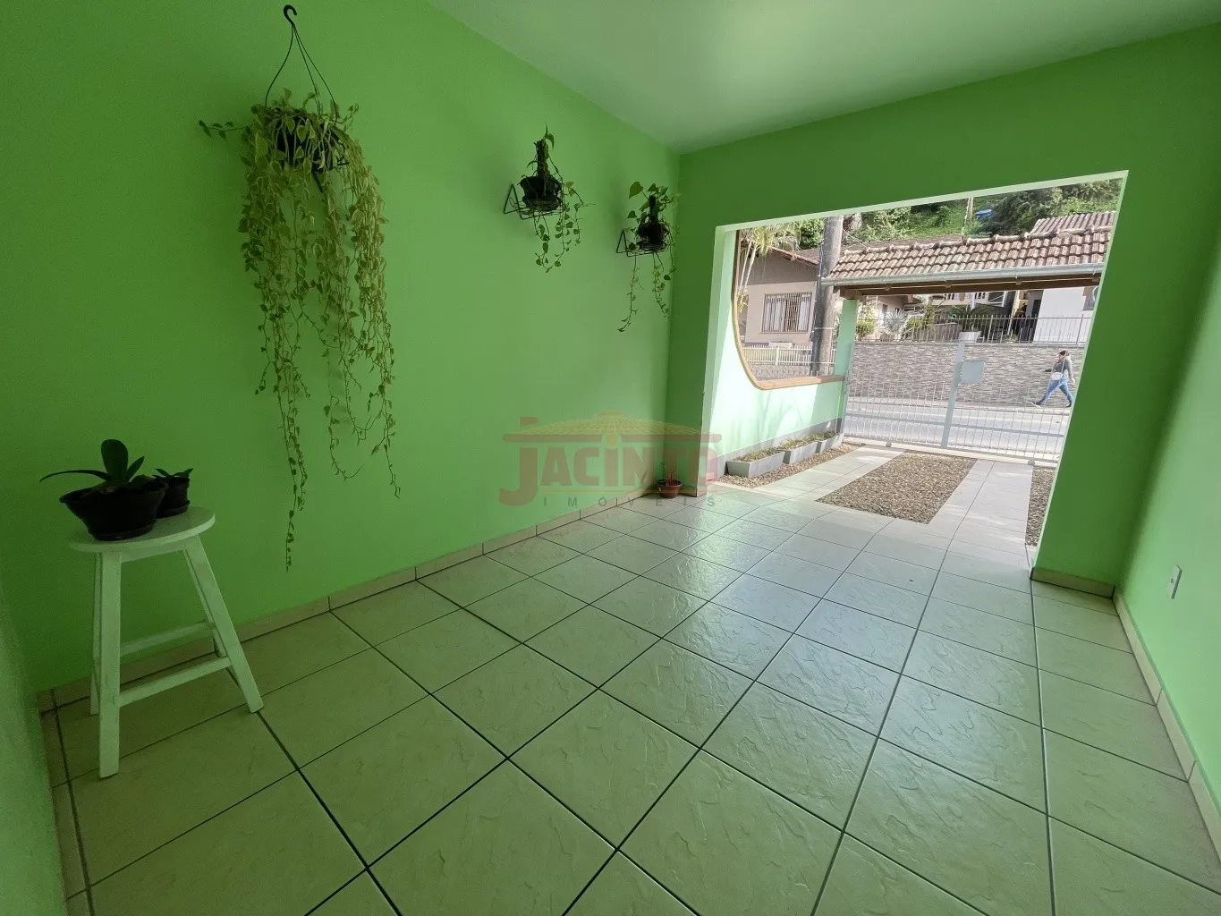 Casa alvenaria com lindo jardim, localizada na rua geral do bairro Tribess — foto 2