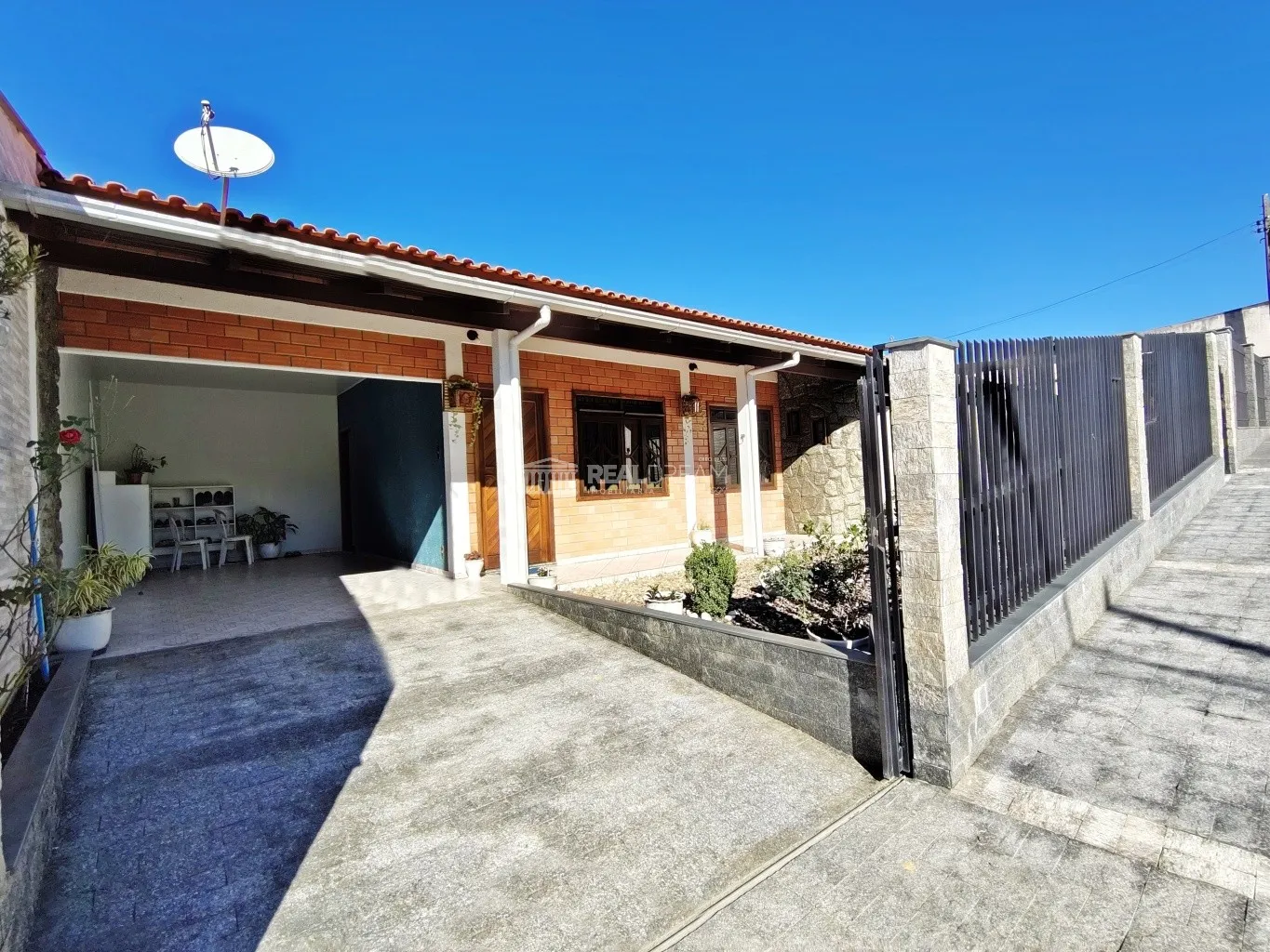Casa averbada com 3 dormitórios (1 suíte) + quitinete nos fundos do terreno. - foto 1