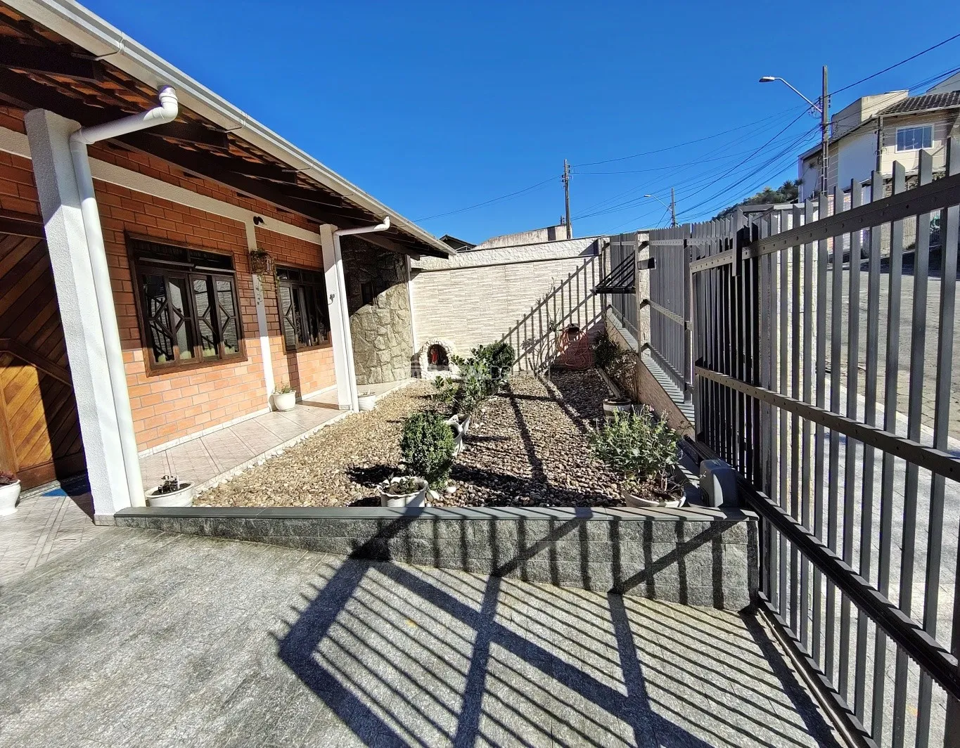 Casa averbada com 3 dormitórios (1 suíte) + quitinete nos fundos do terreno. — foto 4