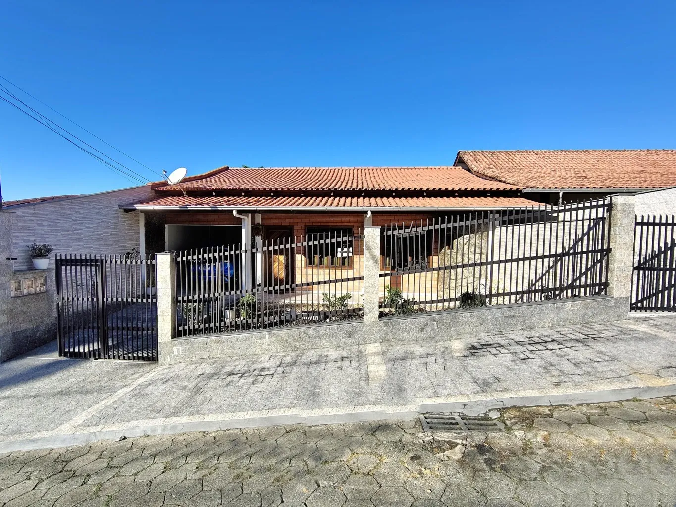 Casa averbada com 3 dormitórios (1 suíte) + quitinete nos fundos do terreno. — foto 2