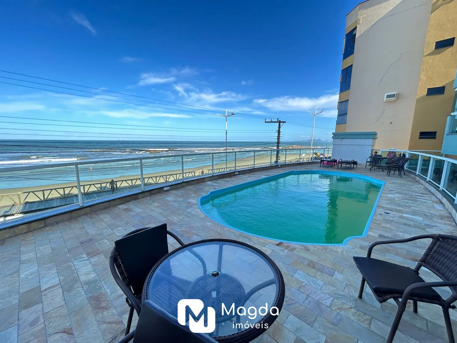 Viva o privilégio de morar à beira-mar, com elegância, conforto e uma vista simplesmente deslumbrante — foto 2