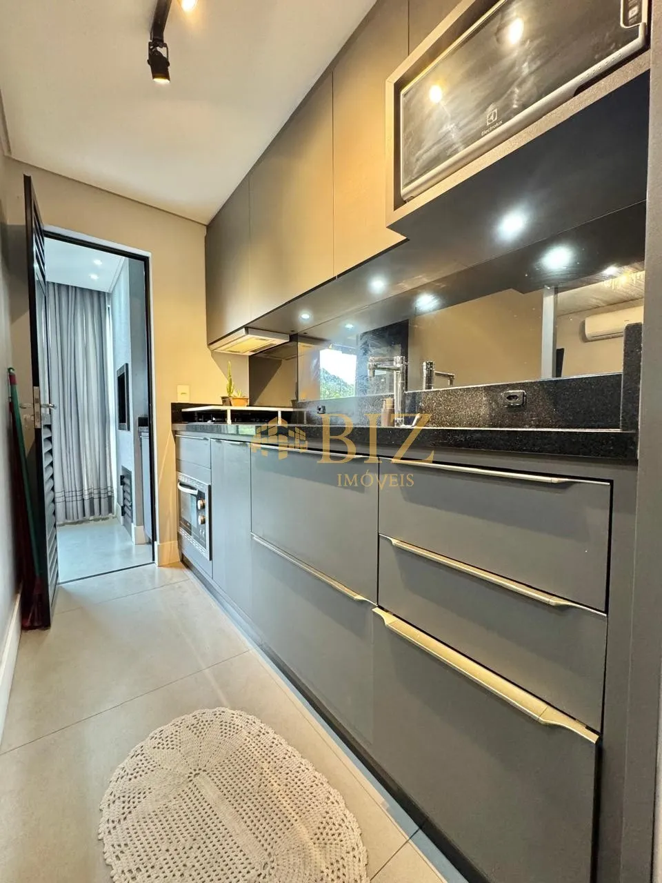 Apartamento finamente mobiliado, com 2 dormitórios, sendo 1 suíte, no Bairro Fortaleza! — foto 7