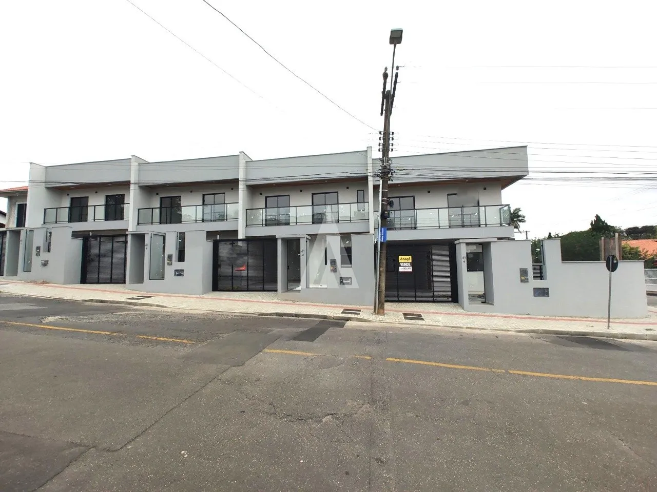 Sobrado Geminado com 1 suíte(s) mais 2 quarto(s) à venda no bairro Costa E Silva em Joinville, por R$ 750.000,00 - foto 1