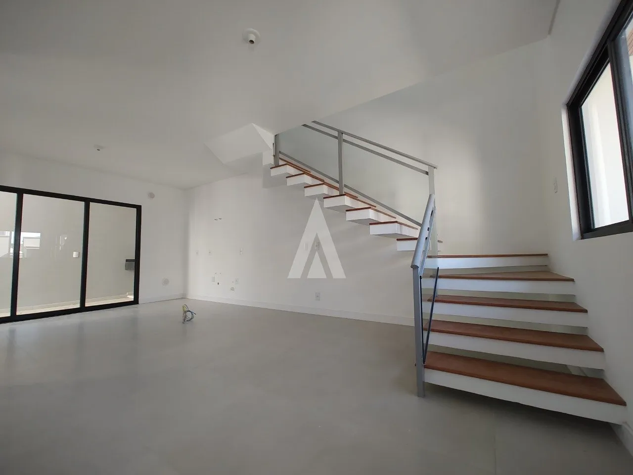 Sobrado Geminado com 1 suíte(s) mais 2 quarto(s) à venda no bairro Costa E Silva em Joinville, por R$ 750.000,00 — foto 2