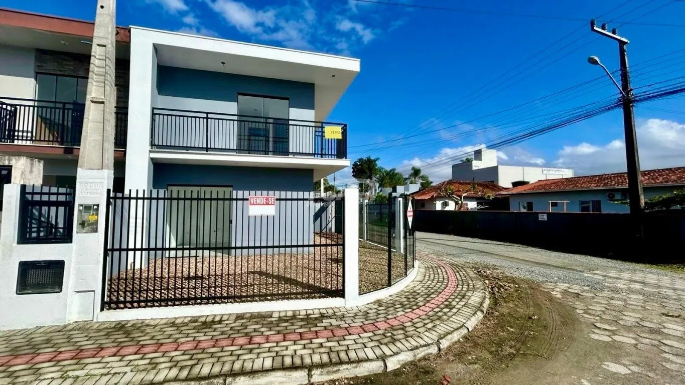 LINDO SOBRADO DE ESQUINA NO ITACOLOMI 500 METROS DA PRAIA - foto 1