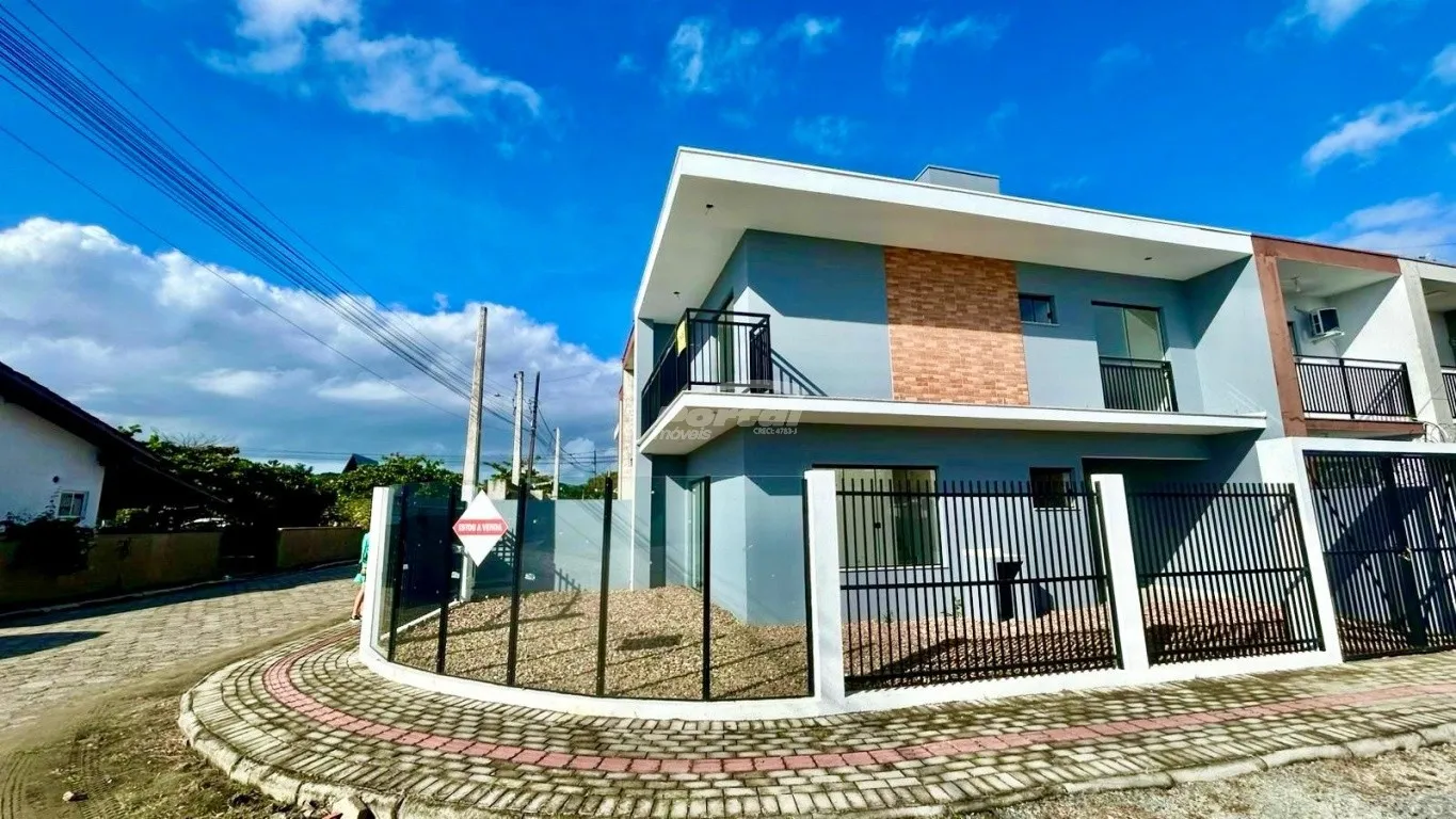 LINDO SOBRADO DE ESQUINA NO ITACOLOMI 500 METROS DA PRAIA — foto 2