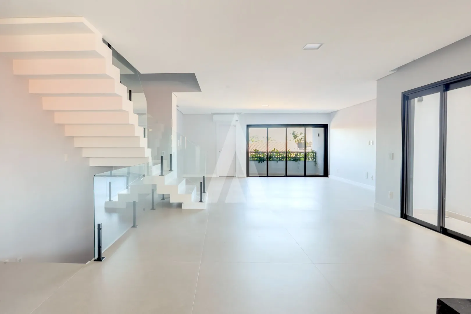 Casa para alugar com 3 quartos e 3 suítes, 4 vagas, 306m² no Glória, Joinville - foto 1