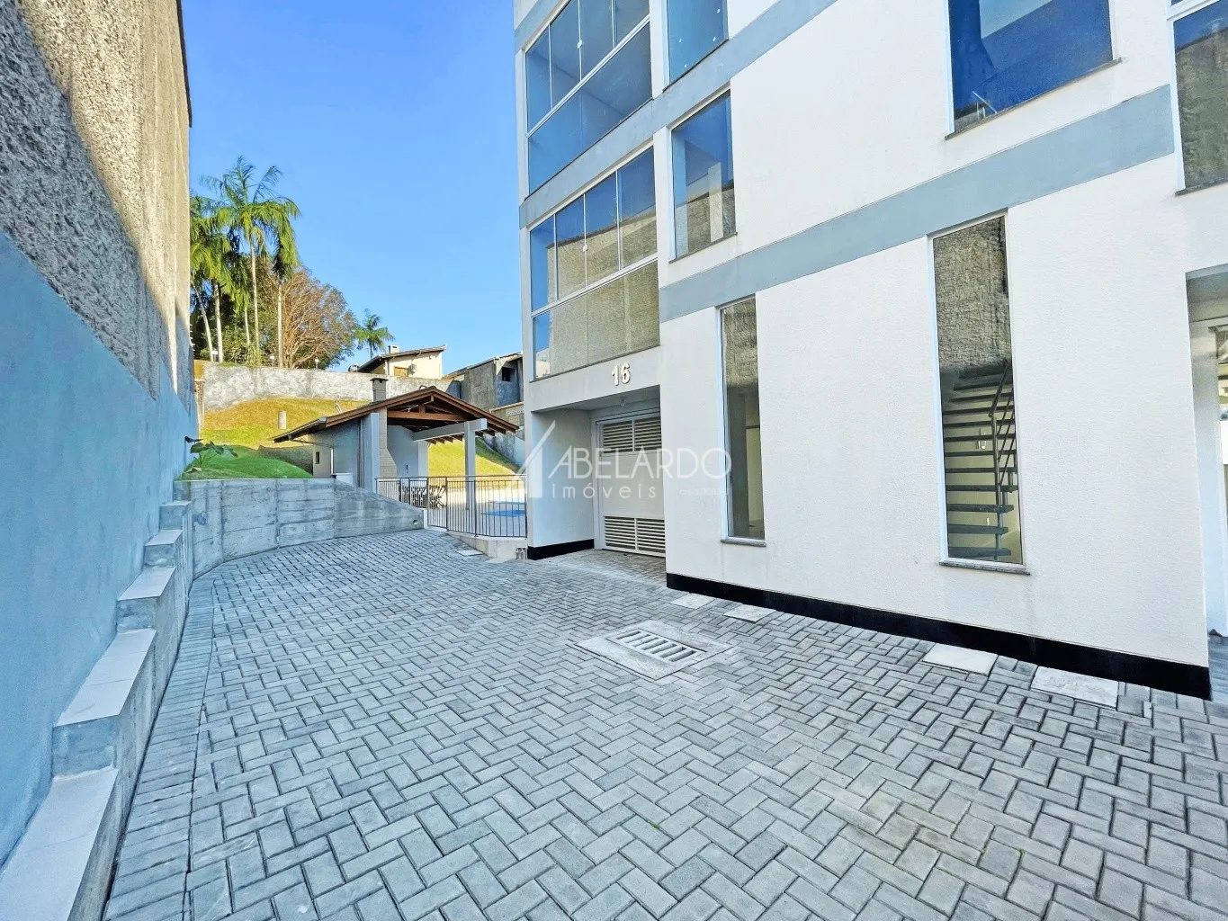 SOBRADO TRIPLEX COM DUAS SUÍTES E DUAS VAGAS DE GARAGEM, EM CONDOMÍNIO FECHADO - BAIRRO ÁGUA VERDE — foto 3
