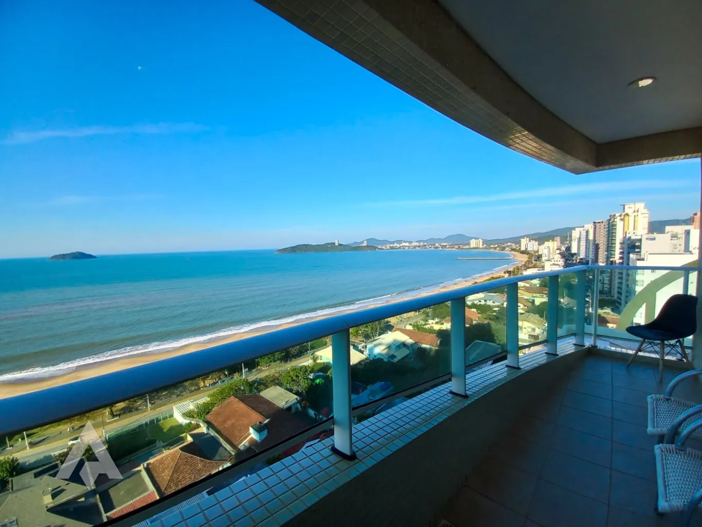 Frente mar em Balneário Piçarras! Amplo apartamento mobiliado com 219m, 4 dormitórios e uma vista deslumbrante. - foto 1