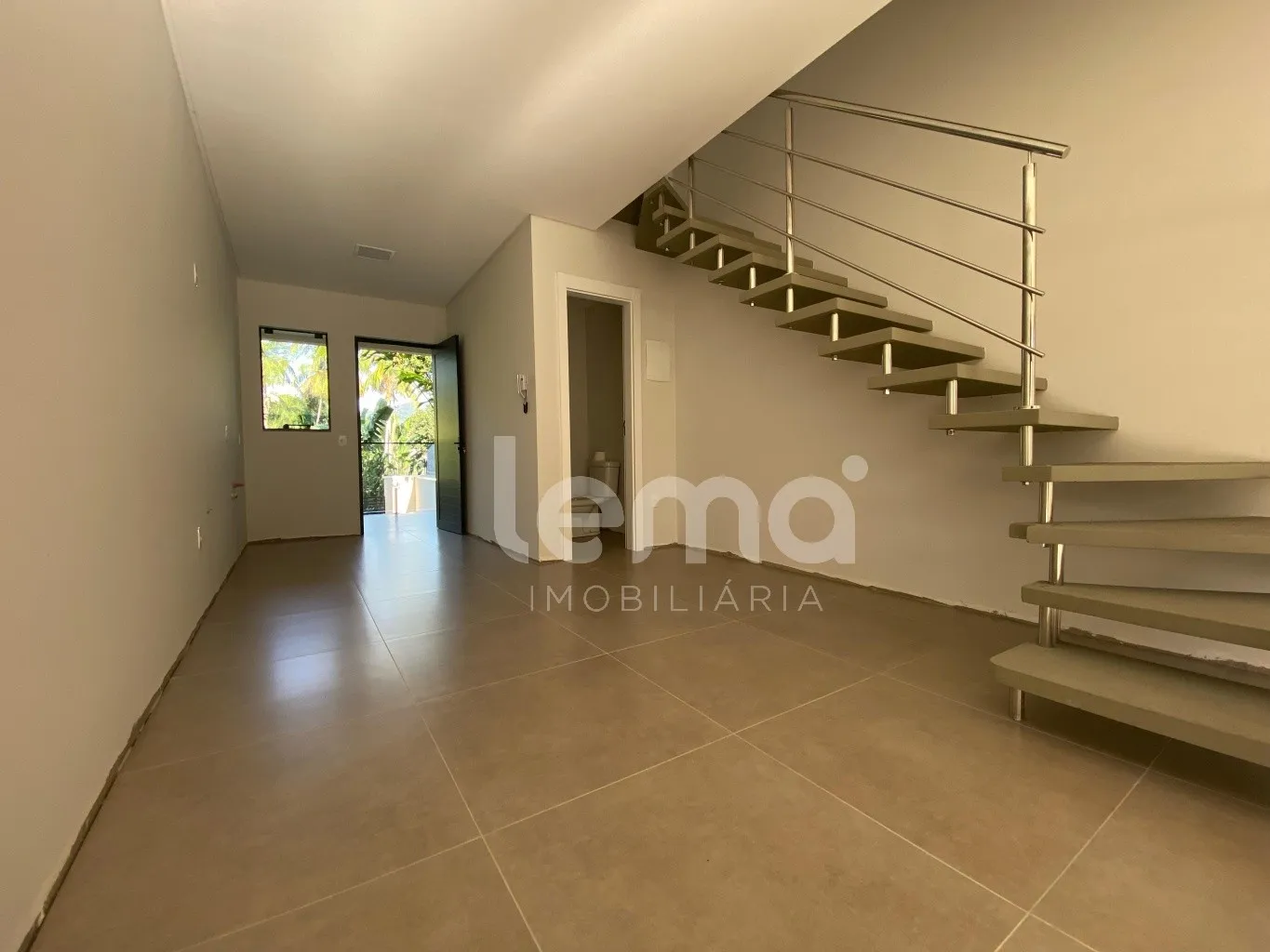 Sobrado com 2 suítes, no bairro Água Verde, em Blumenau. — foto 2