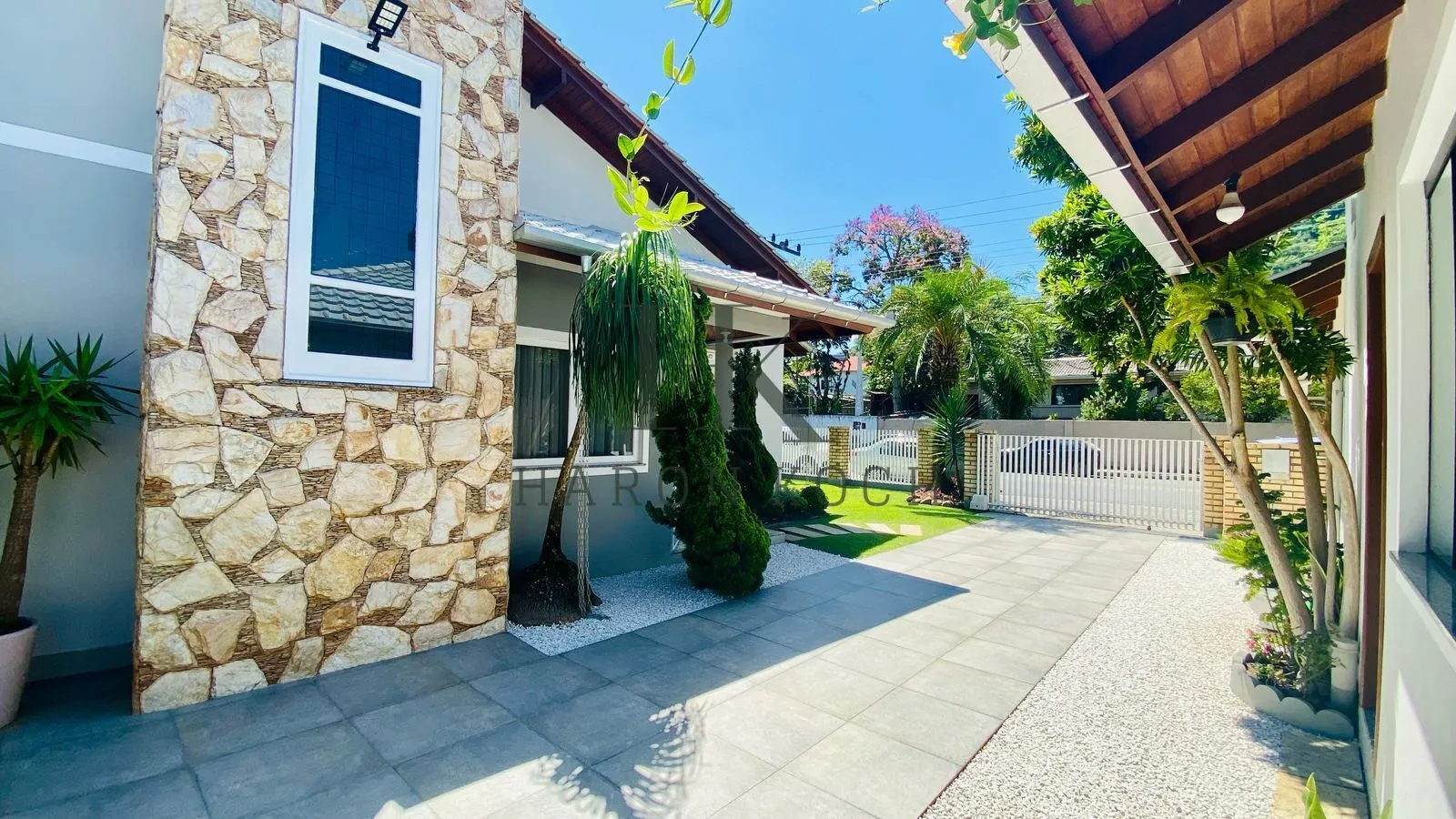 Casa com Edícula e Piscina - foto 1