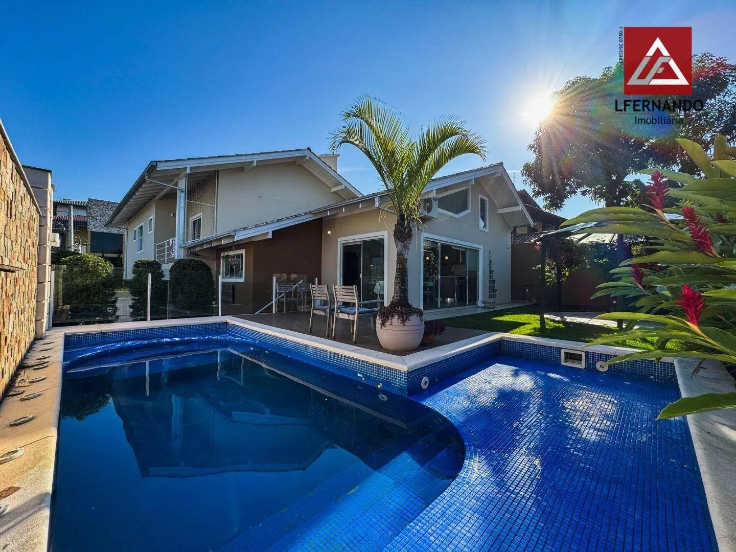 Casa mobiliada com 4 dormitórios, sendo 3 suítes à venda, 327 m por R$ 2.450.000 - Água Verde - Blumenau/SC - foto 1