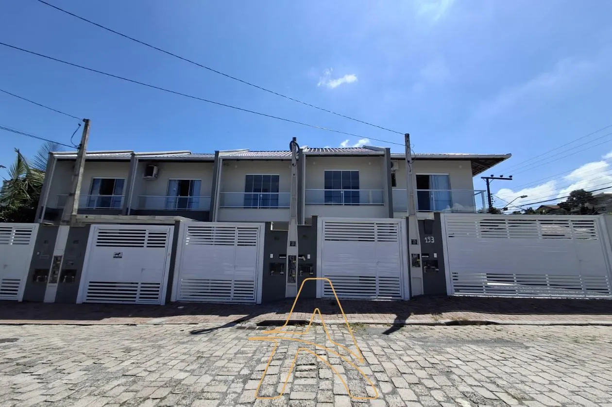 Sobrado com 2 Suítes - Conforto, Espaço e Localização Privilegiada! - foto 1