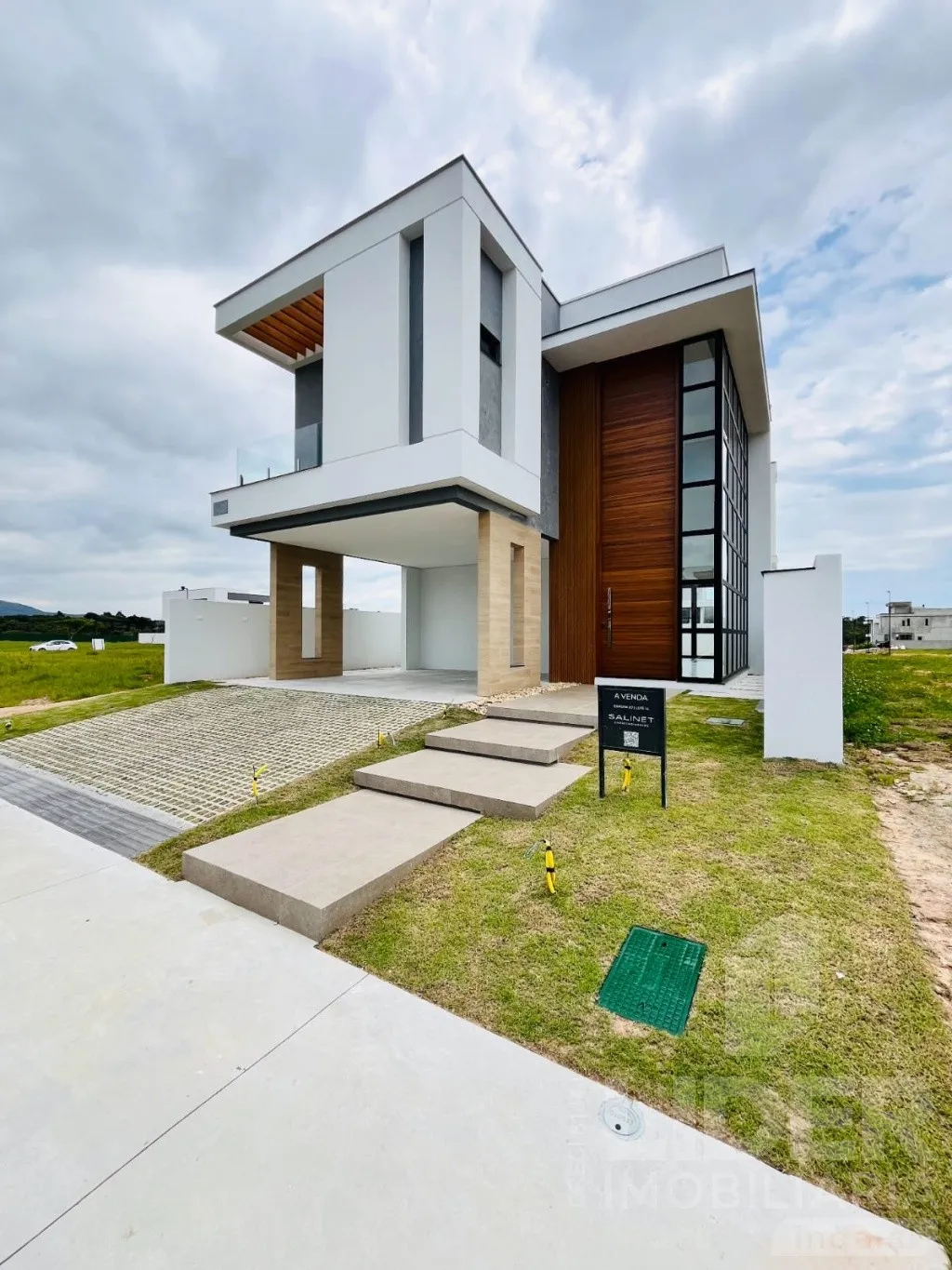 Casa de alto padrão com 319m em Pereque - foto 1