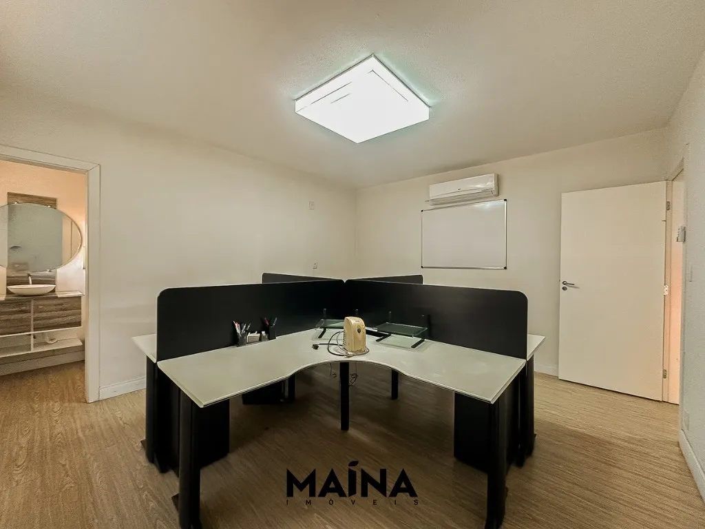 Casa Comercial, na ponta aguda, com 11 salas!! — foto 3