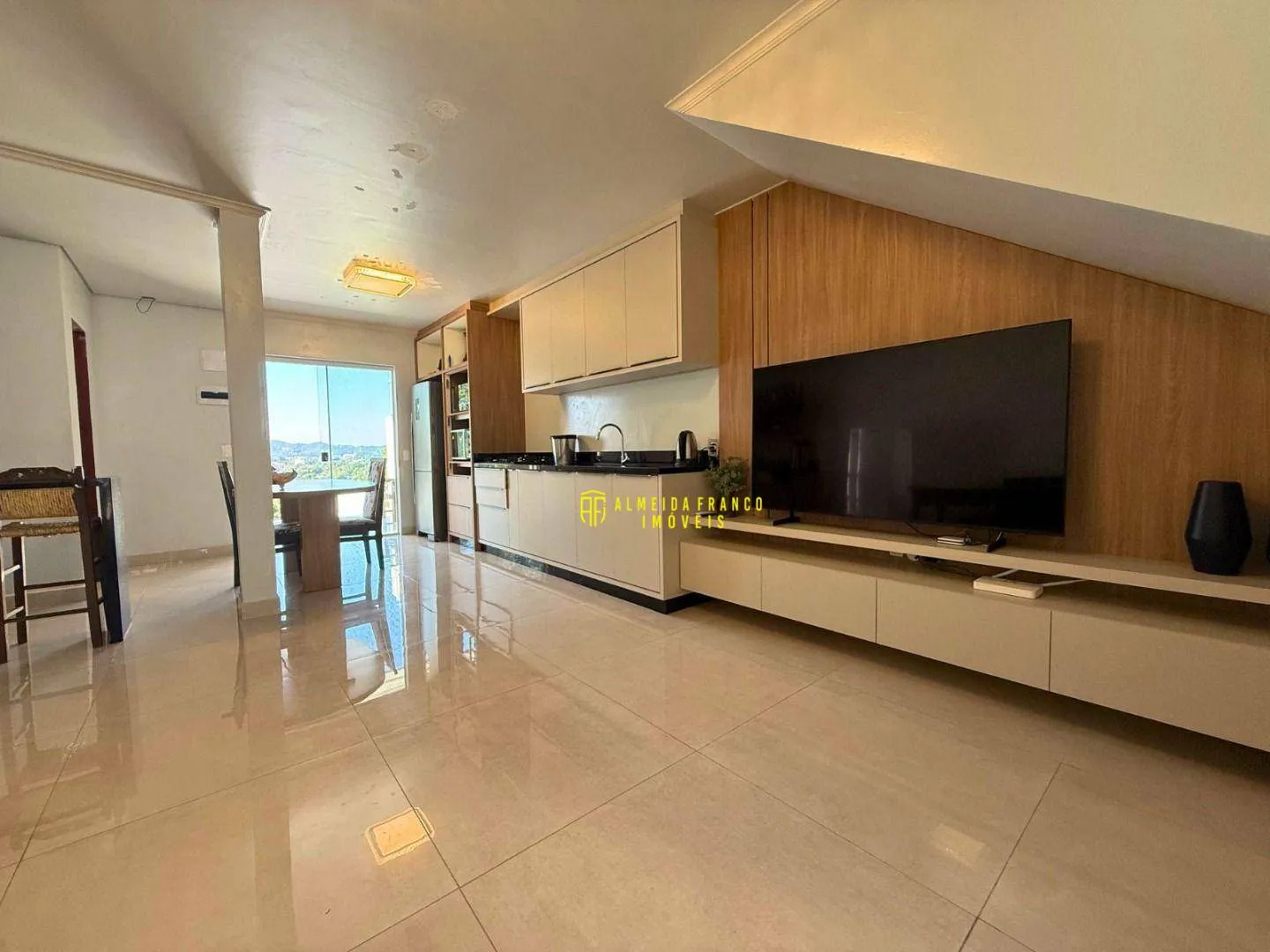 Sobrado com 2 suítes e 2 vagas de garagem, no Bairro Salto do Norte. - foto 1