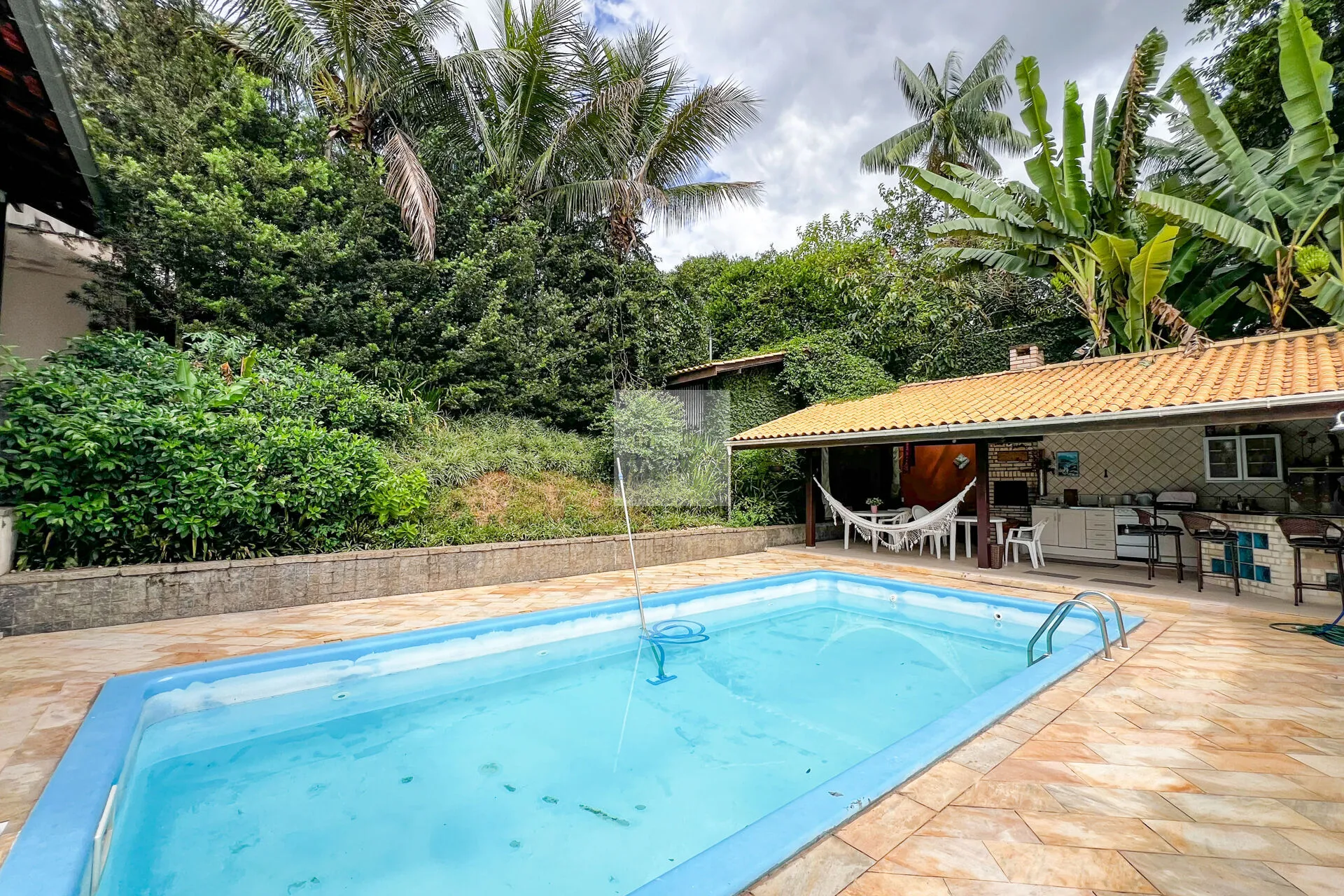Linda casa com piscina com fácil acesso a Via expressa . - foto 1