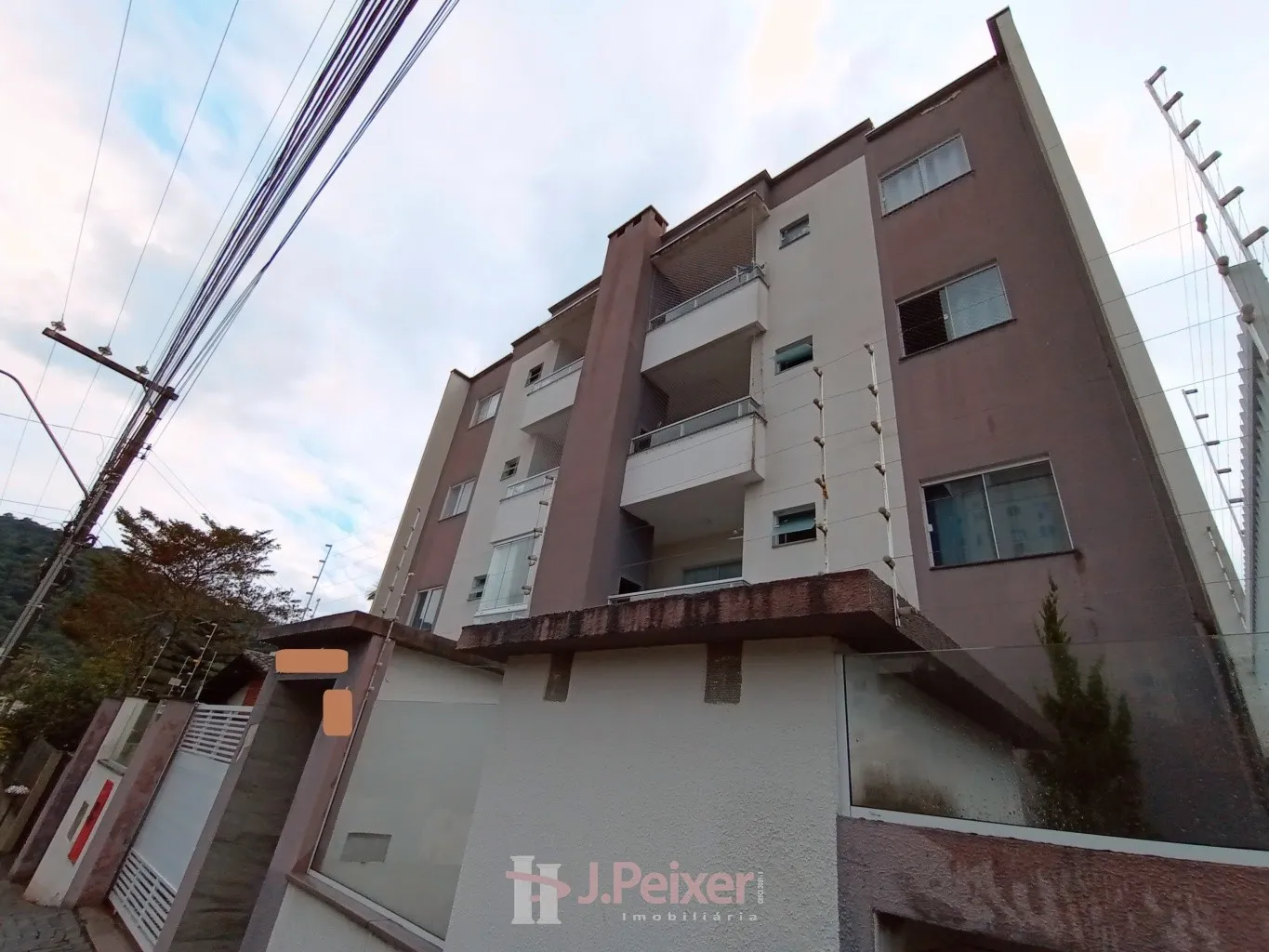 Belo apartamento com 2 dormitórios e sacada com churrasqueira em residencial com única torre no bairro Velha Central - foto 1