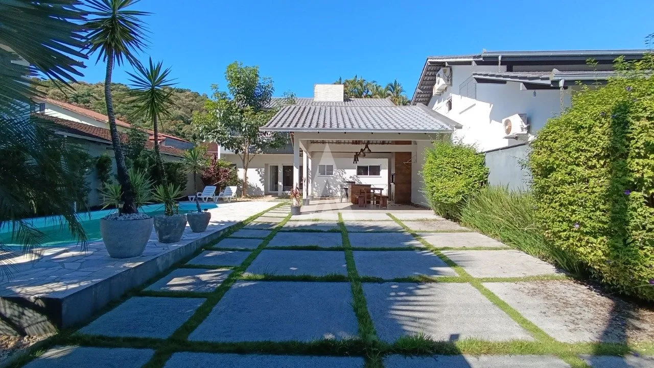 Casa com 1 suíte mais 3 quartos à venda no bairro Saguaçu em Joinville, por R$ 1.600.000.00. - foto 1