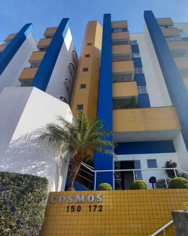 Excelente apartamento com 02 dormitórios, sendo uma suíte, sala, cozinha com moveis sob medida, sacada com churrasqueira, 01 vaga de garagem, arejado e de fácil acesso ao centro. - foto 1