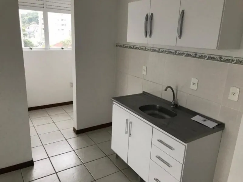 Excelente apartamento com 02 dormitórios, sendo uma suíte, sala, cozinha com moveis sob medida, sacada com churrasqueira, 01 vaga de garagem, arejado e de fácil acesso ao centro. — foto 2