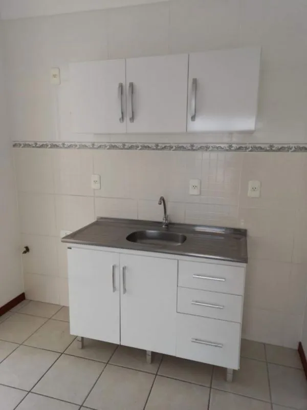 Excelente apartamento com 02 dormitórios, sendo uma suíte, sala, cozinha com moveis sob medida, sacada com churrasqueira, 01 vaga de garagem, arejado e de fácil acesso ao centro. — foto 3