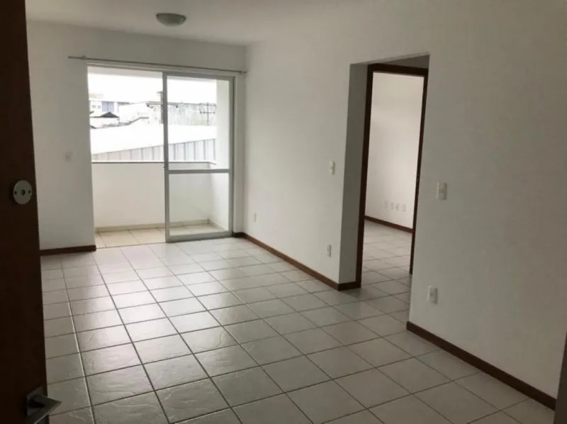 Excelente apartamento com 02 dormitórios, sendo uma suíte, sala, cozinha com moveis sob medida, sacada com churrasqueira, 01 vaga de garagem, arejado e de fácil acesso ao centro. — foto 4