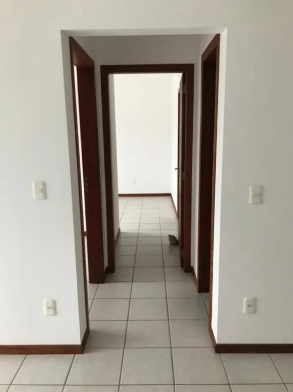 Excelente apartamento com 02 dormitórios, sendo uma suíte, sala, cozinha com moveis sob medida, sacada com churrasqueira, 01 vaga de garagem, arejado e de fácil acesso ao centro. — foto 6