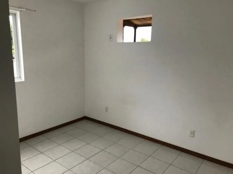 Excelente apartamento com 02 dormitórios, sendo uma suíte, sala, cozinha com moveis sob medida, sacada com churrasqueira, 01 vaga de garagem, arejado e de fácil acesso ao centro. — foto 7