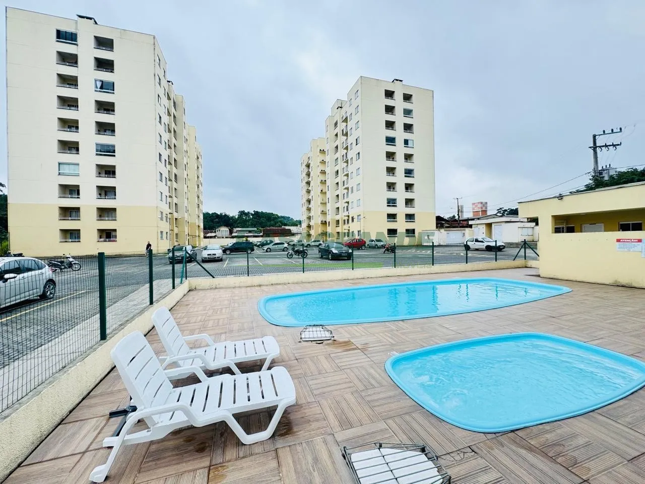 Apartamento no bairro Itoupavazinha, 2 dormitórios, sacada com churrasqueira a carvão, sala de estar e jantar, cozinha com móveis sob medida, área de serviço, 1 vaga de garagem. - foto 1