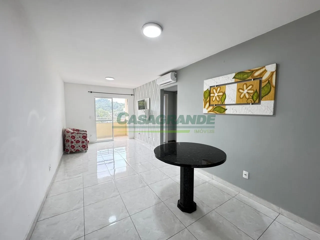 Apartamento no bairro Itoupavazinha, 2 dormitórios, sacada com churrasqueira a carvão, sala de estar e jantar, cozinha com móveis sob medida, área de serviço, 1 vaga de garagem. — foto 3