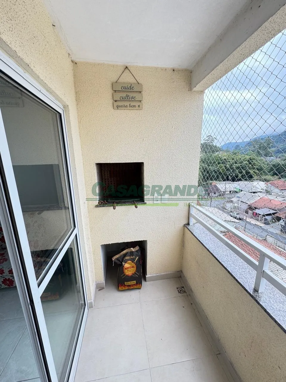 Apartamento no bairro Itoupavazinha, 2 dormitórios, sacada com churrasqueira a carvão, sala de estar e jantar, cozinha com móveis sob medida, área de serviço, 1 vaga de garagem. — foto 4