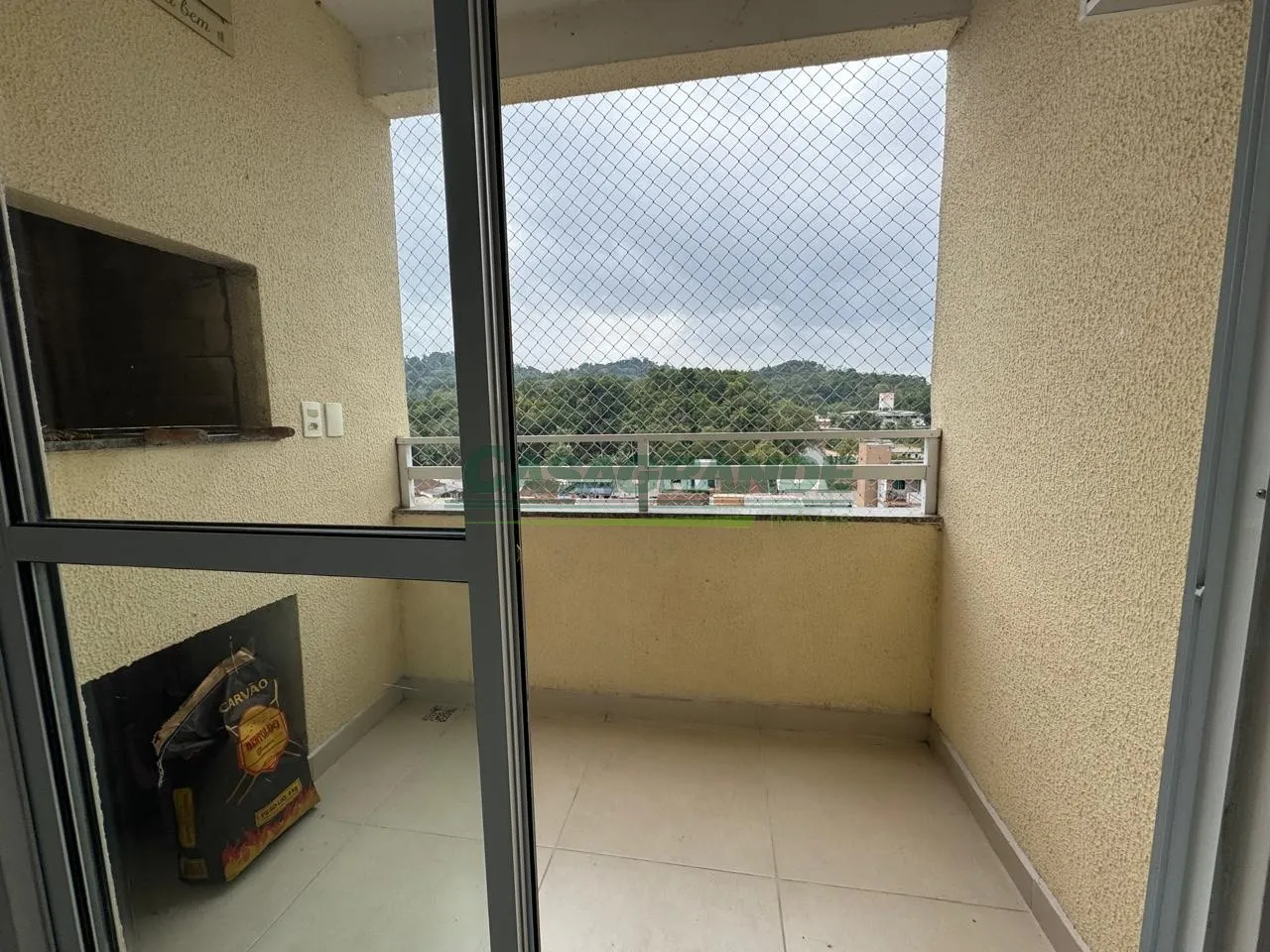 Apartamento no bairro Itoupavazinha, 2 dormitórios, sacada com churrasqueira a carvão, sala de estar e jantar, cozinha com móveis sob medida, área de serviço, 1 vaga de garagem. — foto 5