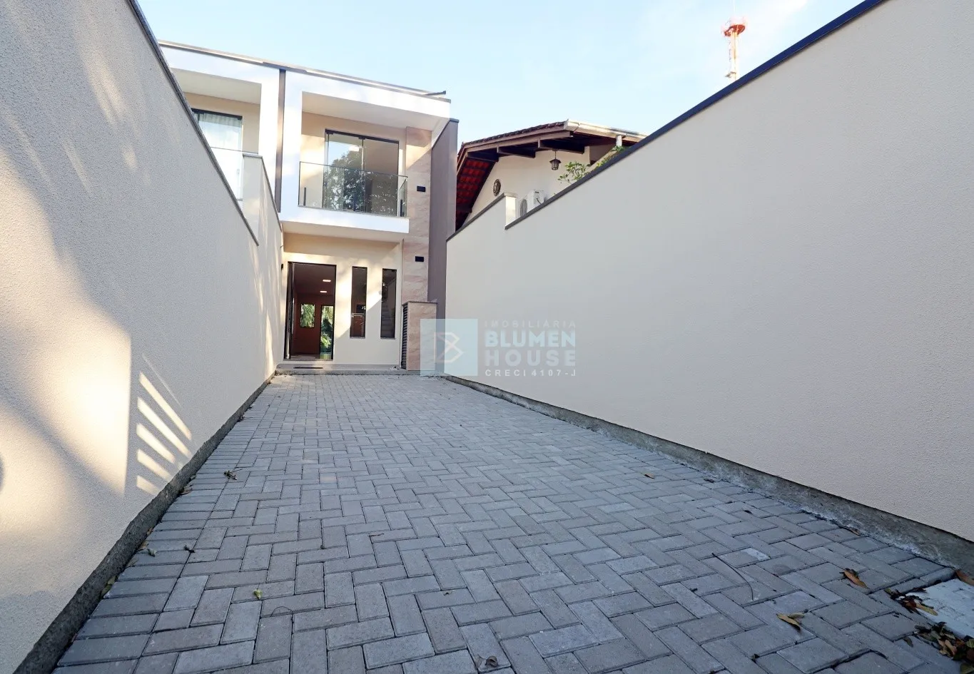 Sobrado com 2 suítes no bairro Água Verde! - foto 1