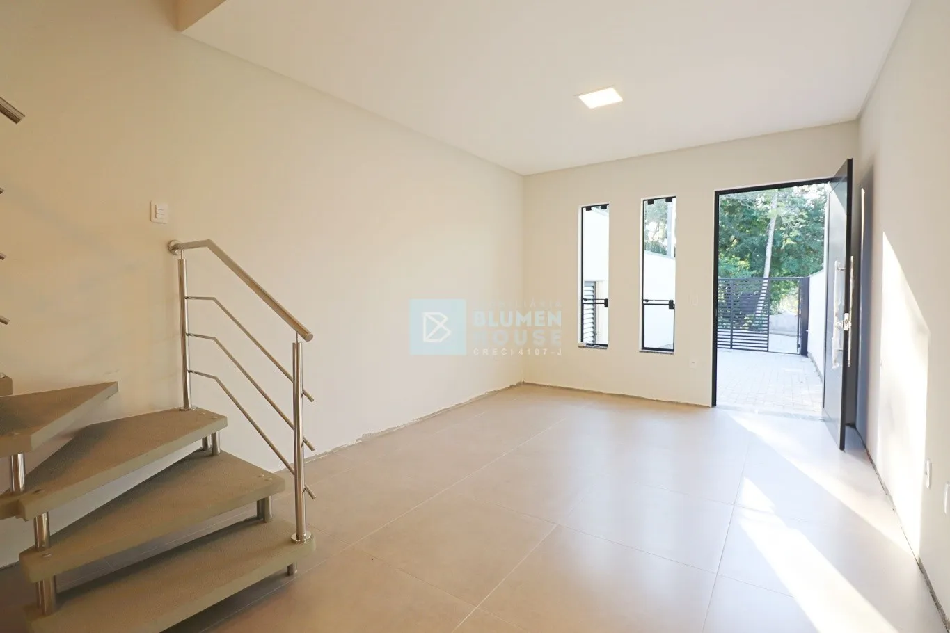 Sobrado com 2 suítes no bairro Água Verde! — foto 2