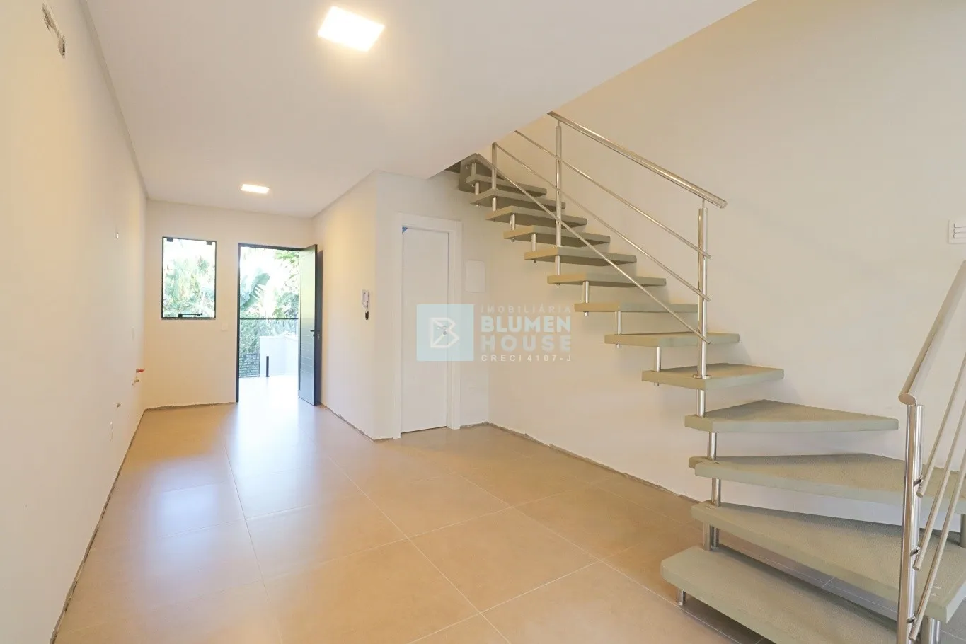 Sobrado com 2 suítes no bairro Água Verde! — foto 4