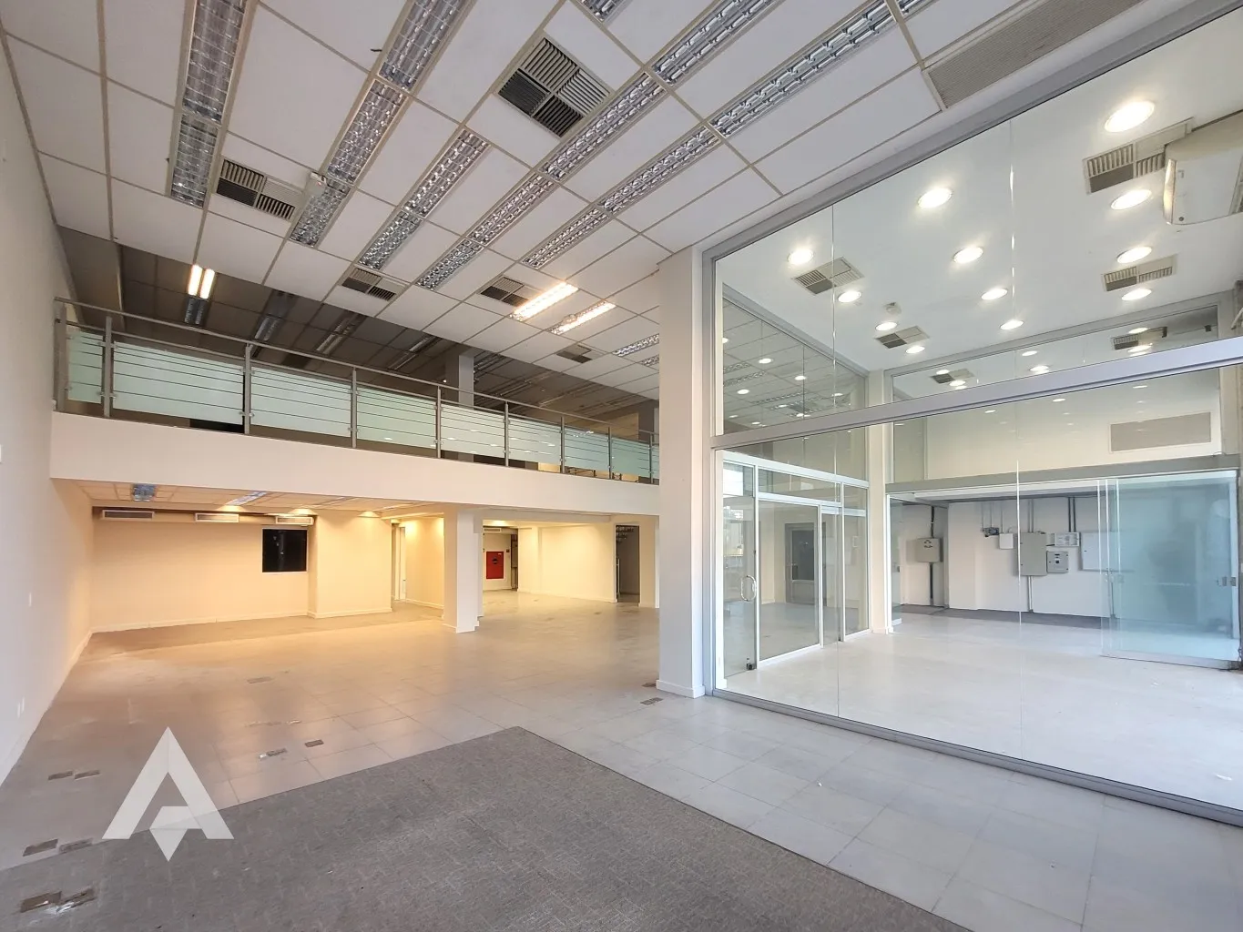 Espaço comercial com 430m de loja e estacionamento na Itoupava Norte. - foto 1