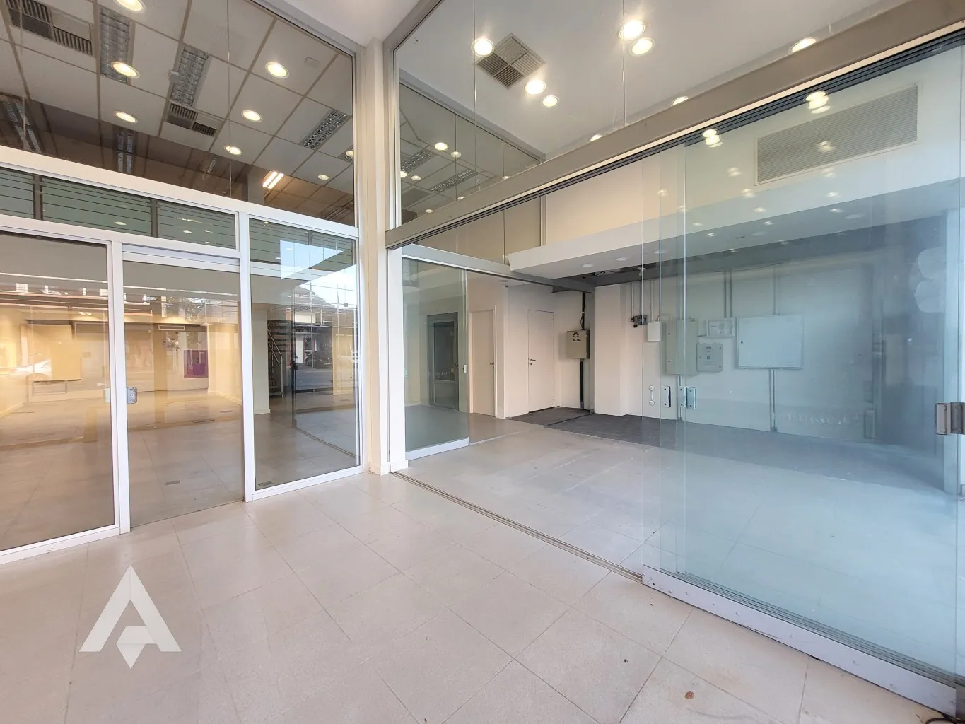 Espaço comercial com 430m de loja e estacionamento na Itoupava Norte. — foto 2