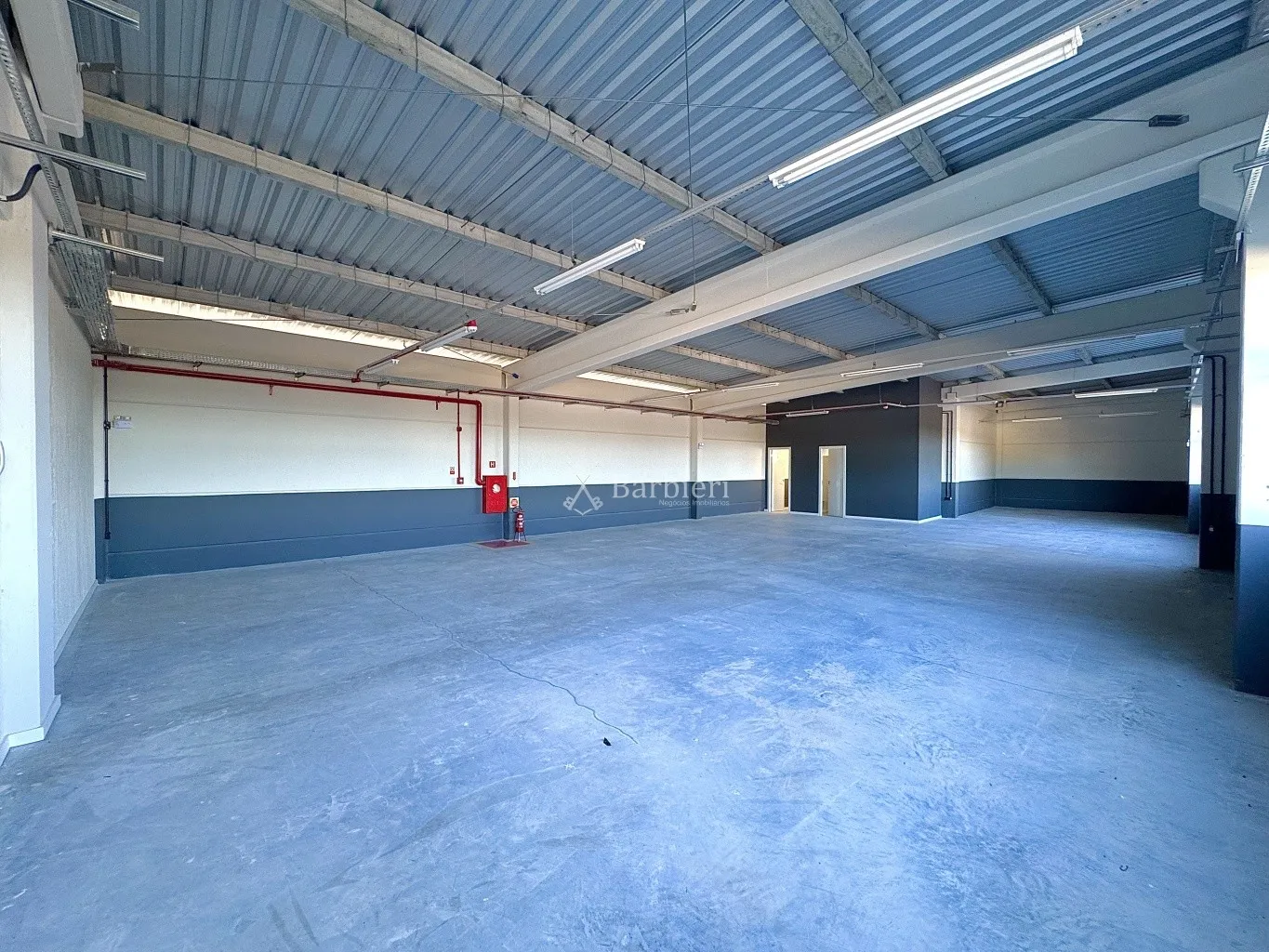 Sala comercial no Bairro do Salto, com 240 m, estacionamento rotativo para clientes. — foto 2
