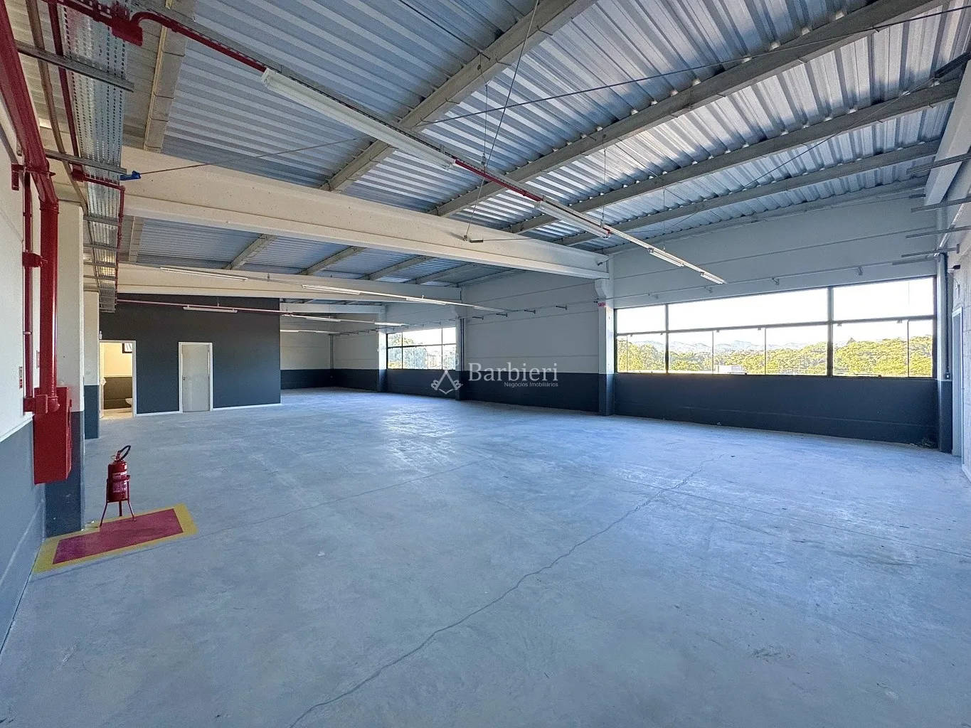 Sala comercial no Bairro do Salto, com 240 m, estacionamento rotativo para clientes. — foto 3