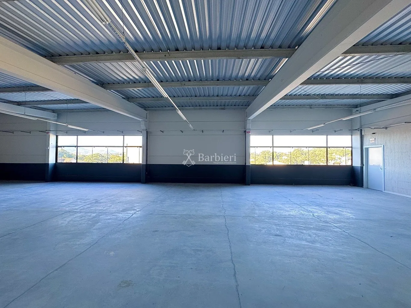 Sala comercial no Bairro do Salto, com 240 m, estacionamento rotativo para clientes. — foto 4