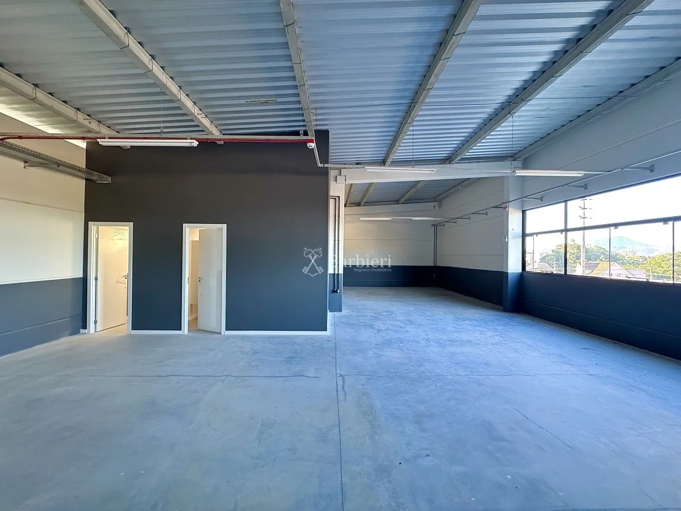 Sala comercial no Bairro do Salto, com 240 m, estacionamento rotativo para clientes. — foto 5