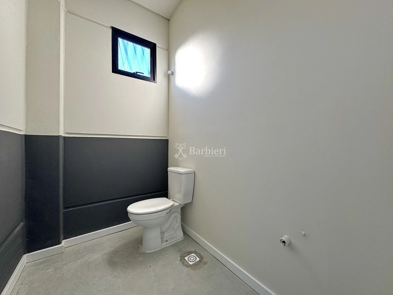Sala comercial no Bairro do Salto, com 240 m, estacionamento rotativo para clientes. — foto 6